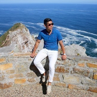 White Jeans Outfits For Men: Consider wearing a blue polo and white jeans for a dapper, casual look. The whole look comes together when you add beige leather boat shoes to the mix.