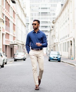 Polo Neck Sweater Outfits For Men: A polo neck sweater and beige chinos are an easy way to introduce some rugged refinement into your current arsenal. And if you need to easily spruce up your ensemble with one single item, why not add a pair of dark brown leather tassel loafers to the equation?