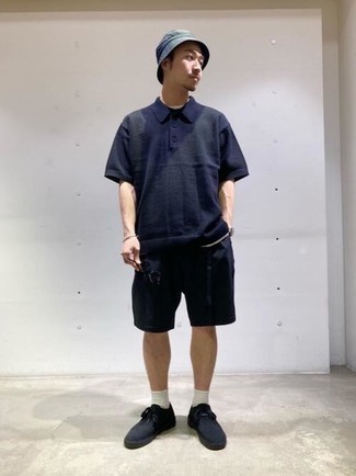 Black Canvas Desert Boots Outfits: Perfect off-duty look in a navy polo and navy shorts. You know how to bring a dose of elegance to this ensemble: black canvas desert boots.