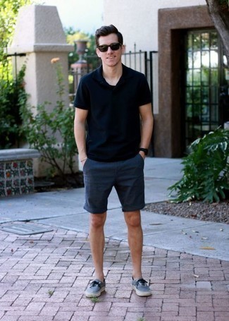 Navy and White Canvas Low Top Sneakers Outfits For Men: For a laid-back ensemble, dress in a black polo and navy shorts — these two items fit really well together. Let your outfit coordination savvy truly shine by finishing off this look with navy and white canvas low top sneakers.