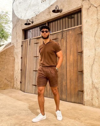 Men's Brown Polo, Brown Linen Shorts, White Canvas Low Top Sneakers, Dark Brown Sunglasses