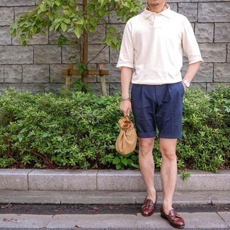 Beige Bandana Outfits For Men: A white polo and a beige bandana are a good combination that will carry you throughout the day and into the night. Brown leather tassel loafers are an effortless way to transform this outfit.