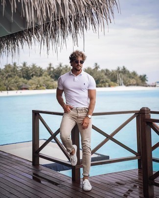 Beige Skinny Jeans Outfits For Men: Who said you can't make a style statement with an off-duty outfit? You can do so with ease in a white polo and beige skinny jeans. Bring an elegant twist to this ensemble by rounding off with a pair of white canvas low top sneakers.