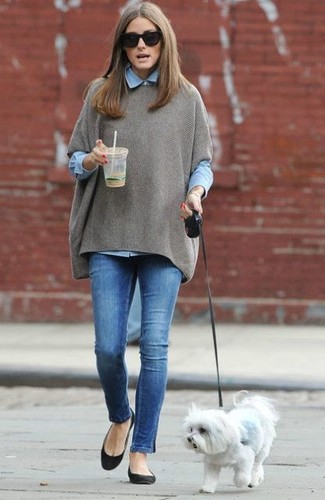 Pair a grey poncho with blue skinny jeans to assemble a totaly chic and current casual outfit. Rounding off with a pair of black suede ballerina shoes is a simple way to introduce a mellow feel to your ensemble.