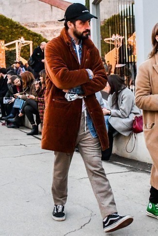 Brown Puffer Coat Outfits For Men: Consider pairing a brown puffer coat with beige chinos if you want to look cool and casual without trying too hard. Why not add black and white canvas low top sneakers to this ensemble for a more laid-back aesthetic?