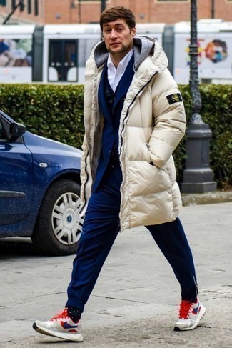 Navy and White Socks Outfits For Men: You'll be amazed at how easy it is for any guy to get dressed this way. Just a beige puffer coat and navy and white socks. If you're puzzled as to how to finish off, a pair of beige athletic shoes is a tested option.