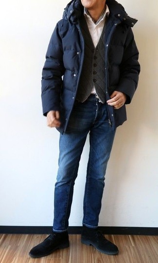 Grey Bandana Outfits For Men: Extremely dapper, this combination of a navy puffer coat and a grey bandana will provide you with ample styling opportunities. If you wish to effortlessly class up this ensemble with one single piece, introduce a pair of black suede desert boots to the equation.