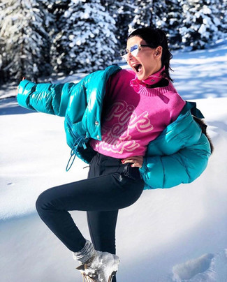 Snow Boots Outfits For Women: Flaunt your sartorial skills by putting together an aquamarine puffer jacket and black leggings for an off-duty combination. Let your sartorial credentials truly shine by finishing your ensemble with a pair of snow boots.