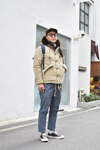 Brown Baseball Cap Outfits For Men: A beige puffer jacket and a brown baseball cap combined together are a match made in heaven for those who prefer neat and relaxed getups. Dial up your whole ensemble by slipping into black and white canvas low top sneakers.