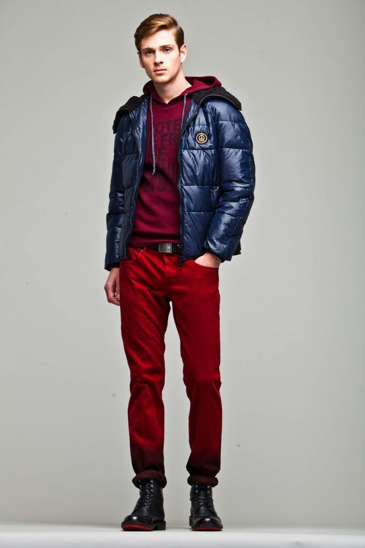 Красная куртка с джинсами