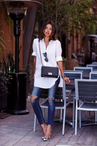 White and Black Leather Pumps Outfits: 