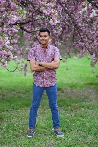 Light Violet Print Short Sleeve Shirt Outfits For Men: This is undeniable proof that a light violet print short sleeve shirt and blue jeans look amazing if you pair them together in an off-duty look. Complete your outfit with a pair of navy canvas low top sneakers and you're all done and looking killer.