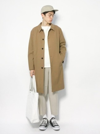 Beige Baseball Cap Outfits For Men: This combination of a tan raincoat and a beige baseball cap combines comfort and utility and helps you keep it clean yet modern. You could perhaps get a little creative on the shoe front and complete your ensemble with black and white canvas low top sneakers.