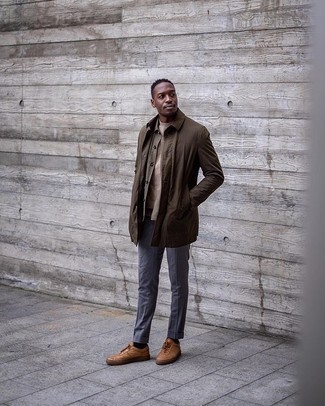 Brown Raincoat Outfits For Men: A brown raincoat and blue dress pants are an elegant look that every sharp gentleman should have in his arsenal. Why not introduce a pair of tan leather low top sneakers to the equation for a playful vibe?