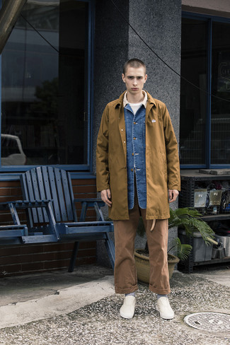 Brown Raincoat Outfits For Men: You'll be surprised at how very easy it is for any man to get dressed this way. Just a brown raincoat and brown chinos. Now all you need is a pair of white leather slip-on sneakers.