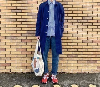 White Print Canvas Tote Bag Outfits For Men: One of the best ways for a man to style a navy raincoat is to pair it with a white print canvas tote bag for an off-duty outfit. For maximum fashion points, complete your outfit with a pair of red athletic shoes.
