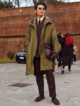 Dark Brown Leather Gloves Outfits For Men: Pair an olive raincoat with dark brown leather gloves to get an off-duty and absolutely dapper look. For something more on the sophisticated end to round off your getup, complement this ensemble with a pair of dark brown suede tassel loafers.
