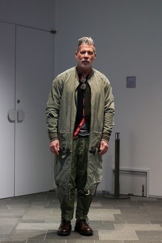 Olive Raincoat Outfits For Men: An olive raincoat and olive cargo pants married together are a sartorial dream for those who prefer off-duty styles. For something more on the classy end to round off this look, introduce a pair of dark brown leather derby shoes to the equation.