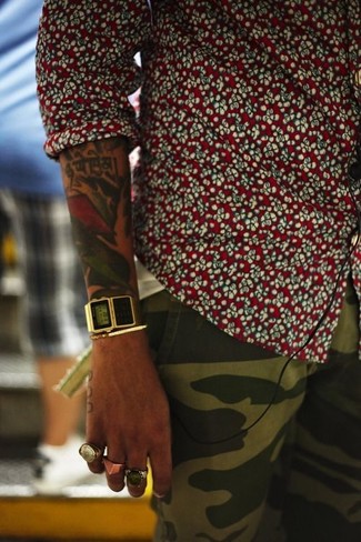 Red and White Floral Long Sleeve Shirt Outfits For Men: A red and white floral long sleeve shirt looks so nice when teamed with olive camouflage chinos.