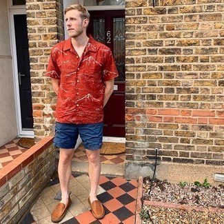 Driving Shoes Outfits For Men: A red and white print short sleeve shirt and navy sports shorts are among the crucial elements in any modern gentleman's functional casual collection. Put a classier spin on an otherwise everyday ensemble with a pair of driving shoes.