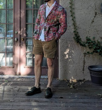Print Blazer Outfits For Men: Opt for a print blazer and brown shorts if you wish to look cool and casual without much effort. Inject your ensemble with a sense of polish by finishing off with black leather derby shoes.