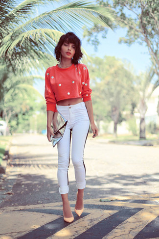 White and Blue Skinny Jeans Outfits: For a casual look with a fashionable spin, you can opt for a red polka dot cropped sweater and white and blue skinny jeans. Give this outfit an added touch of chic by sporting beige leather pumps.