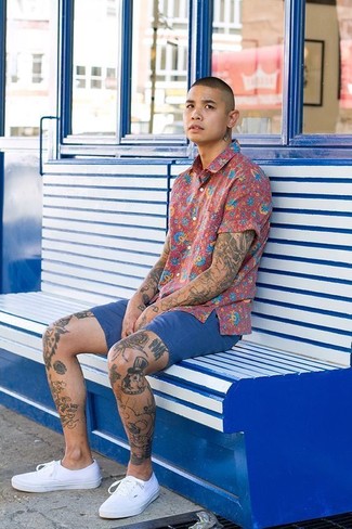 Blue Shorts Outfits For Men: This casual combination of a red floral short sleeve shirt and blue shorts is a safe option when you need to look casually dapper in a flash. If not sure as to what to wear on the shoe front, introduce white canvas low top sneakers to the mix.