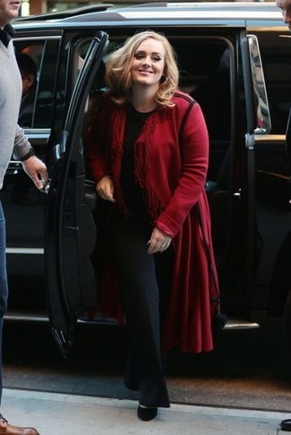 This laid-back combo of a red knit long cardigan and black dress pants couldn't possibly come across other than strikingly chic. Complete your outfit with black suede pumps to completely change up the look.