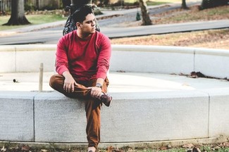 Brown Sweatpants Outfits For Men: Solid proof that a red long sleeve t-shirt and brown sweatpants are awesome when teamed together in a street style look. Feeling creative today? Spice things up with dark brown leather tassel loafers.