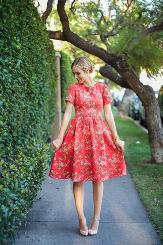 Red Floral Midi Dress Outfits: Make a red floral midi dress your outfit choice for an off-duty and trendy look. If you want to immediately lift up this ensemble with a pair of shoes, complete your ensemble with a pair of beige leather pumps.