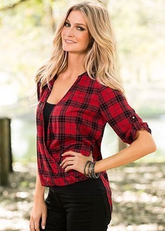 Red and White Plaid Button Down Blouse Outfits: Rock a red and white plaid button down blouse with black skinny jeans for an effortless kind of refinement.