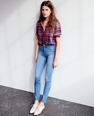 Red Plaid Dress Shirt Outfits For Women: Fashionable and comfortable, this combo of a red plaid dress shirt and light blue skinny jeans provides with variety. The whole ensemble comes together when you introduce white leather oxford shoes to the equation.
