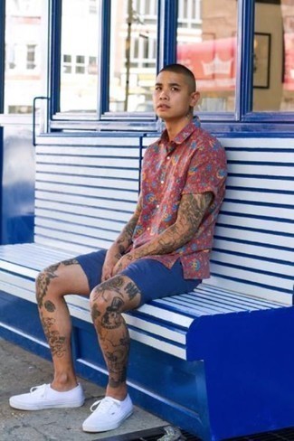 Blue Shorts Outfits For Men: For a relaxed casual look with a fashionable spin, opt for a red print short sleeve shirt and blue shorts. Complement this look with a pair of white canvas low top sneakers and ta-da: this ensemble is complete.