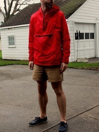 Beige Shorts Outfits For Men: Such items as a red windbreaker and beige shorts are an easy way to introduce some cool into your off-duty rotation. Add a pair of black leather boat shoes to the equation and the whole ensemble will come together.