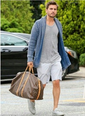 A light blue shawl cardigan and grey shorts are a combo that every modern guy should have in his off-duty collection. And if you want to immediately dial down this getup with a pair of shoes, why not complement your ensemble with grey leather low top sneakers?