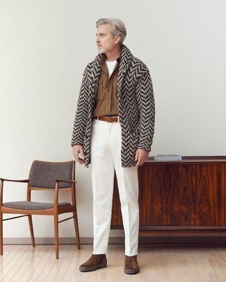 Men's Outfits 2024: Inject style into your current casual rotation with a grey herringbone shawl cardigan and white chinos. With shoes, go down the classic route with dark brown suede chelsea boots.