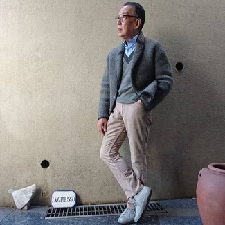 Grey Sweater Vest Outfits For Men: Inject personality into your daily rotation with a grey sweater vest and beige jeans. You can get a bit experimental with footwear and throw a pair of grey canvas low top sneakers into the mix.