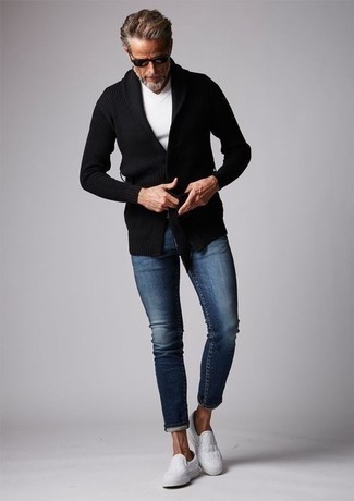 Navy Skinny Jeans Outfits For Men: If you would like take your off-duty style game to a new height, choose a black knit shawl cardigan and navy skinny jeans. Get a little creative on the shoe front and dress up this ensemble by wearing white canvas slip-on sneakers.