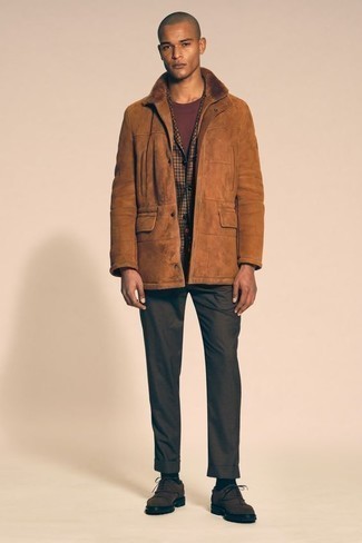 Chinos with Oxford Shoes Outfits: A tobacco shearling jacket and chinos are a pairing that every fashion-savvy man should have in his casual styling collection. And if you need to instantly class up your ensemble with footwear, add oxford shoes to the mix.