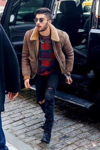 Black Ripped Skinny Jeans Outfits For Men: This combination of a brown shearling jacket and black ripped skinny jeans is undeniable proof that a safe casual getup doesn't have to be boring. Put a different spin on an otherwise mostly dressed-down look by slipping into black leather chelsea boots.
