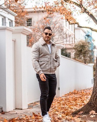 Tan Shearling Jacket Outfits For Men: A tan shearling jacket and black jeans are the kind of a no-brainer off-duty combo that you so terribly need when you have no extra time. Take your look in a more relaxed direction by finishing off with a pair of white canvas low top sneakers.