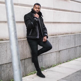 Black Shearling Jacket Outfits For Men: To create a laid-back getup with a twist, try pairing a black shearling jacket with black skinny jeans. And if you wish to instantly polish up this look with one piece, why not complete this outfit with black suede chelsea boots?