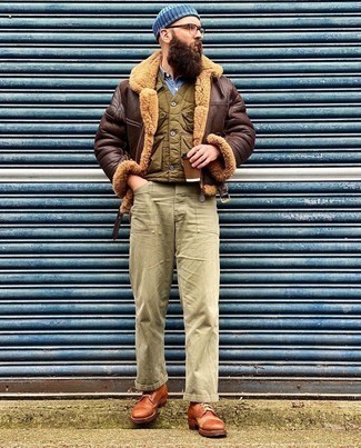 500+ Winter Outfits For Men: This combination of a dark brown shearling jacket and olive chinos is ideal for off-duty days. A pair of brown leather casual boots can integrate really well within a great deal of outfits. A good illustration of comfortable style, this ensemble must be in your collection this winter.