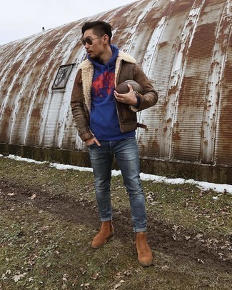 Brown Shearling Jacket Outfits For Men: For casual street style without the need to sacrifice on functionality, we turn to this pairing of a brown shearling jacket and navy ripped jeans. For extra fashion points, add a pair of brown suede chelsea boots to the equation.