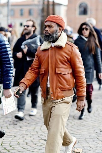 Brown Shearling Jacket Outfits For Men: A brown shearling jacket and beige chinos? It's an easy-to-wear outfit that anyone can rock a version of on a daily basis. Bring a playful touch to your ensemble by slipping into a pair of white leather low top sneakers.