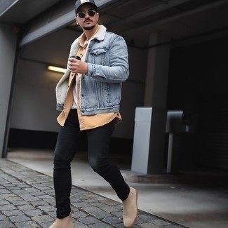 Black and White Print Baseball Cap Outfits For Men: Exhibit your prowess in menswear styling by opting for this relaxed combo of a light blue denim shearling jacket and a black and white print baseball cap. Add beige suede chelsea boots to the equation to instantly switch up the ensemble.