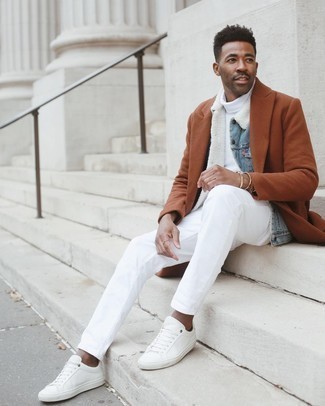 White Jeans Outfits For Men: A light blue denim shearling jacket and white jeans are a pairing that every smart guy should have in his off-duty sartorial collection. Hesitant about how to finish off? Complement this look with white canvas low top sneakers for a more relaxed take.