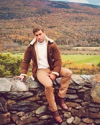 Brown Shearling Jacket Outfits For Men: Putting together a brown shearling jacket with tobacco chinos is an on-point option for an off-duty look. Complement your outfit with brown leather casual boots and the whole look will come together perfectly.