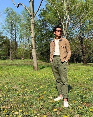 Olive Cargo Pants Outfits: Pair a tan suede shirt jacket with olive cargo pants to achieve a laid-back and cool look. For something more on the daring side to complete this outfit, add white canvas low top sneakers to the equation.