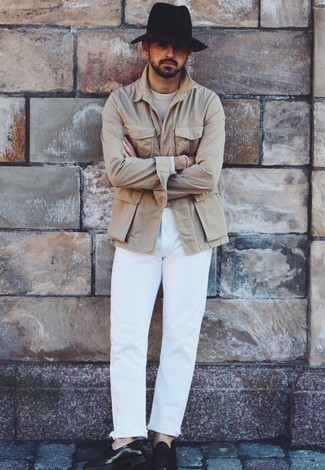 White Jeans Outfits For Men: A tan shirt jacket and white jeans are a combination that every dapper guy should have in his casual wardrobe. Black leather loafers are a simple way to upgrade this outfit.